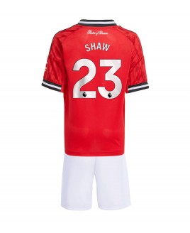 Günstige Manchester United Luke Shaw #23 Heimtrikotsatz Kinder 2025-26 Kurzarm (+ Kurze Hosen)